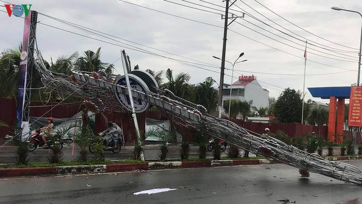 Sau cơn mưa lớn, cổng chào ở thành phố Dĩ An vừa làm xong đã đổ sập - 1