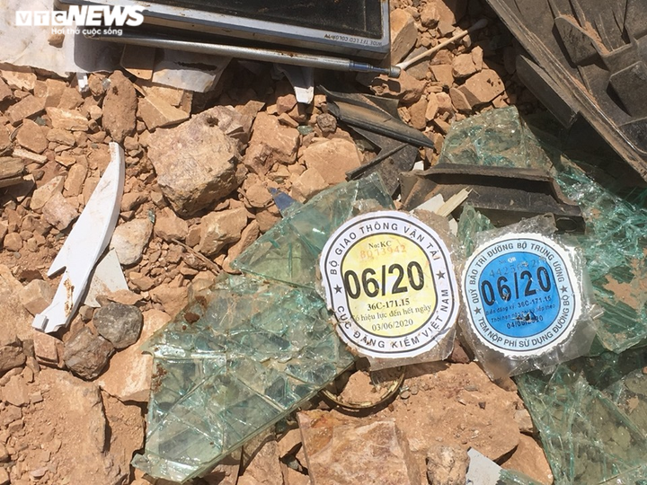 Xe 'hổ vồ' đè bẹp xe con khiến 3 người chết: Thông tin bất ngờ - 1