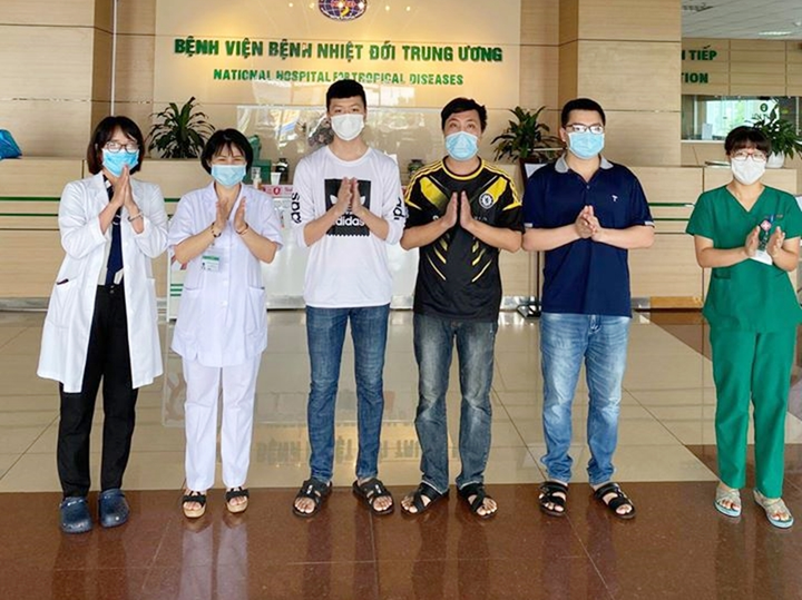 Thêm 5 bệnh nhân mắc COVID-19 trở về từ Nga được công bố khỏi bệnh - 1