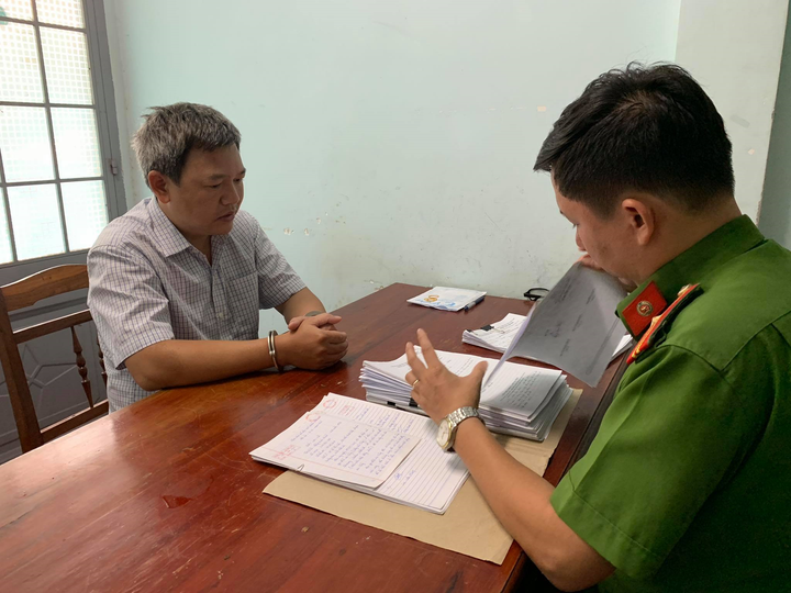 Thầy giáo lừa 'chạy việc ' chiếm đoạt hàng trăm triệu đồng - 1