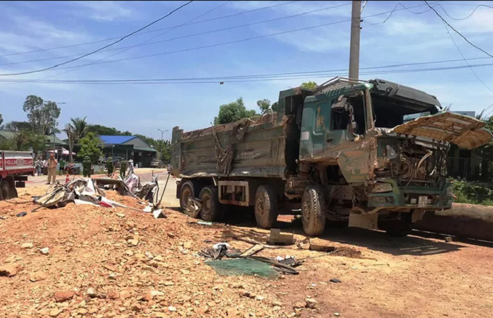 Xe tải đè bẹp xe con khiến 3 người chết: Nạn nhân duy nhất sống sót giờ ra sao? - 1