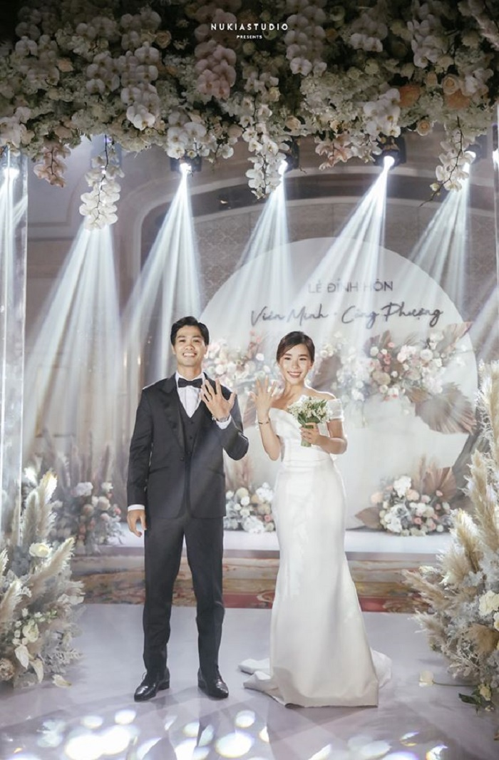 Công Phượng khoe ảnh đính hôn rạng ngời hạnh phúc bên cô dâu xinh đẹp - 2