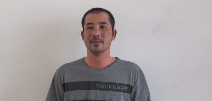 Gã đàn ông chuyên lái xe máy 'hết đát' lao vào người đi đường để ăn vạ vòi tiền - 1