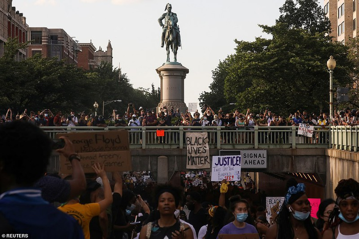 Ảnh: Hàng vạn người biểu tình vây kín các con đường ở thủ đô Washington - 12
