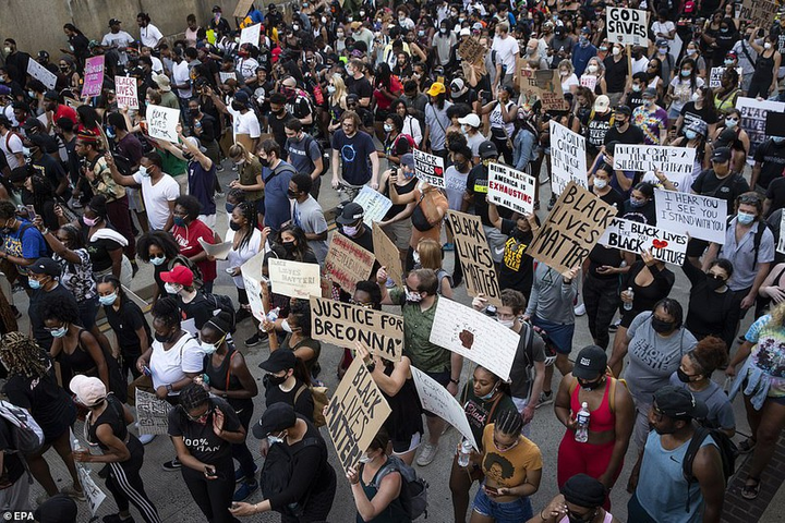 Ảnh: Hàng vạn người biểu tình vây kín các con đường ở thủ đô Washington - 4