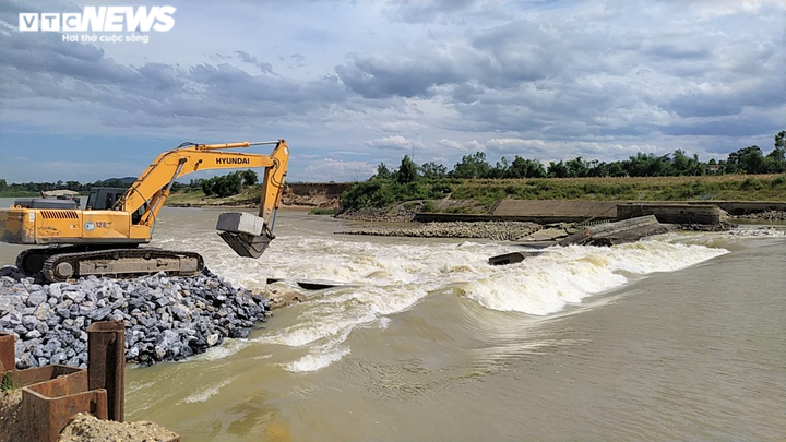 Đập nước ở Nghệ An vỡ giữa trời nắng hạn - 1