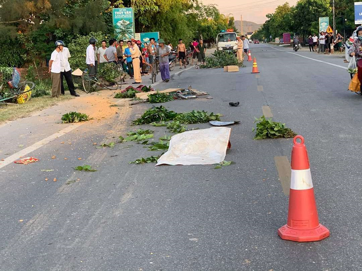 Xe tải chở đất lao vào 3 xe đạp, 3 người thương vong - 1