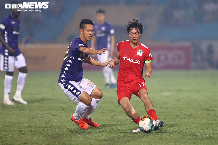 Xuân Trường lặng lẽ trên khán đài, một mình Tuấn Anh không gánh nổi HAGL - 1