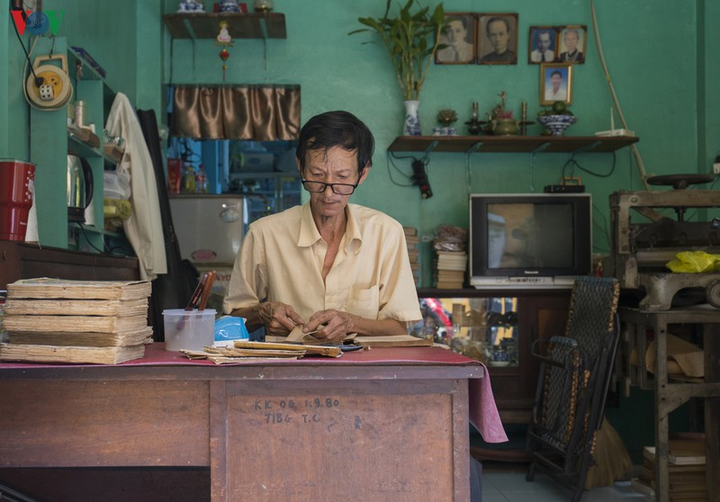 Ông lão Sài Gòn 40 năm 'chữa bệnh' cho sách cũ - 1