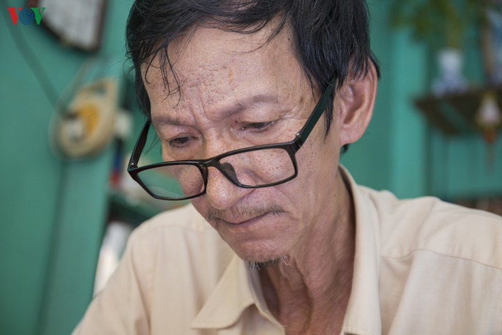 Ông lão Sài Gòn 40 năm 'chữa bệnh' cho sách cũ - 2