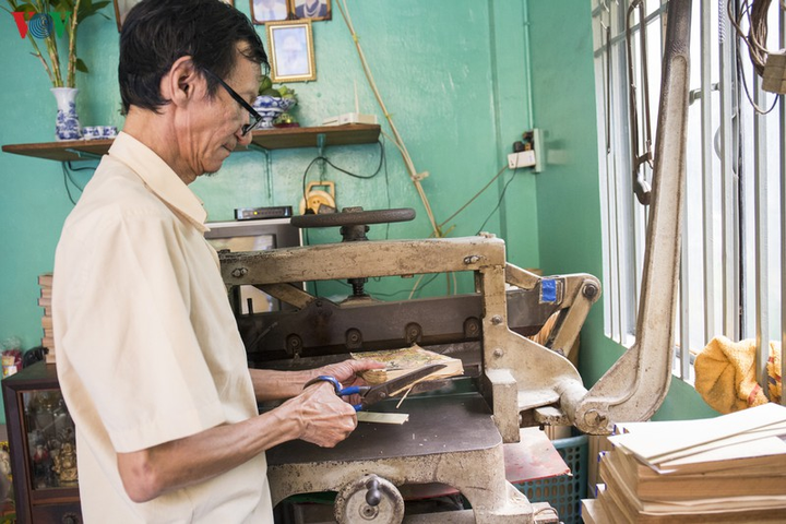 Ông lão Sài Gòn 40 năm 'chữa bệnh' cho sách cũ - 3