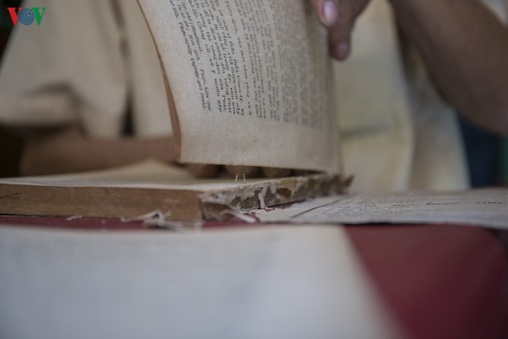 Ông lão Sài Gòn 40 năm 'chữa bệnh' cho sách cũ - 4