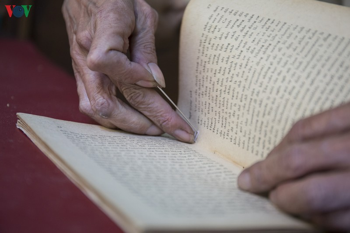 Ông lão Sài Gòn 40 năm 'chữa bệnh' cho sách cũ - 6