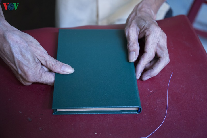 Ông lão Sài Gòn 40 năm 'chữa bệnh' cho sách cũ - 7