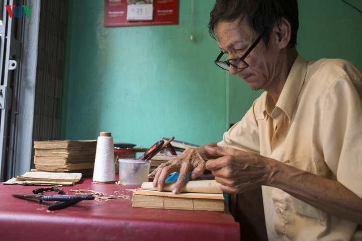 Ông lão Sài Gòn 40 năm 'chữa bệnh' cho sách cũ - 10