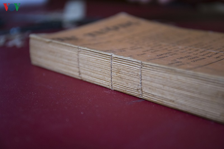 Ông lão Sài Gòn 40 năm 'chữa bệnh' cho sách cũ - 13