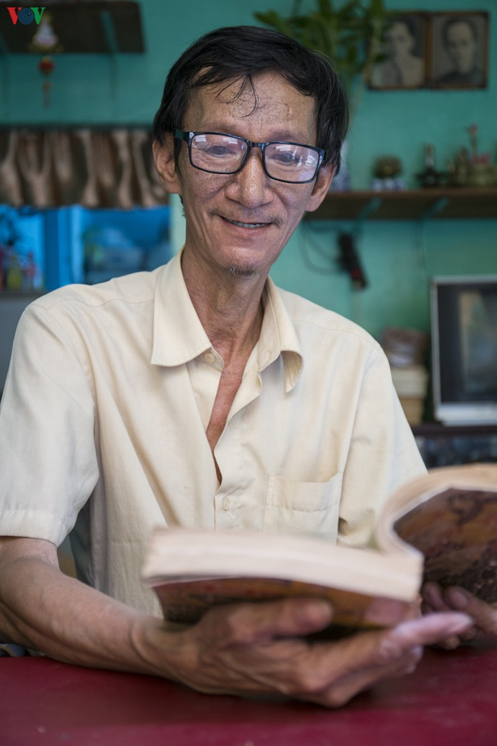 Ông lão Sài Gòn 40 năm 'chữa bệnh' cho sách cũ - 14