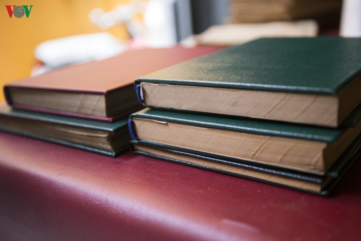 Ông lão Sài Gòn 40 năm 'chữa bệnh' cho sách cũ - 15