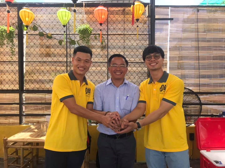 Sau đính hôn, Công Phượng cùng Đông Triều mở quán cà phê, bánh tráng thịt heo - 2