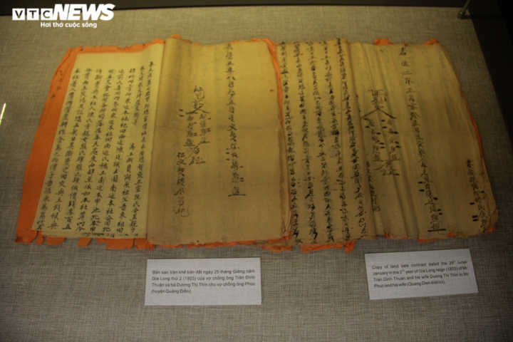 Ảnh: Cận cảnh những cổ vật gắn liền với vị hoàng đế sáng lập triều Nguyễn - 6