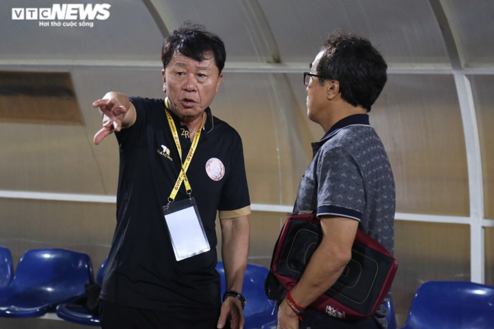HLV ngoại khổ sở ở V-League: Bị cầu thủ đòi sa thải, bay ghế khi chưa ra mắt - 2