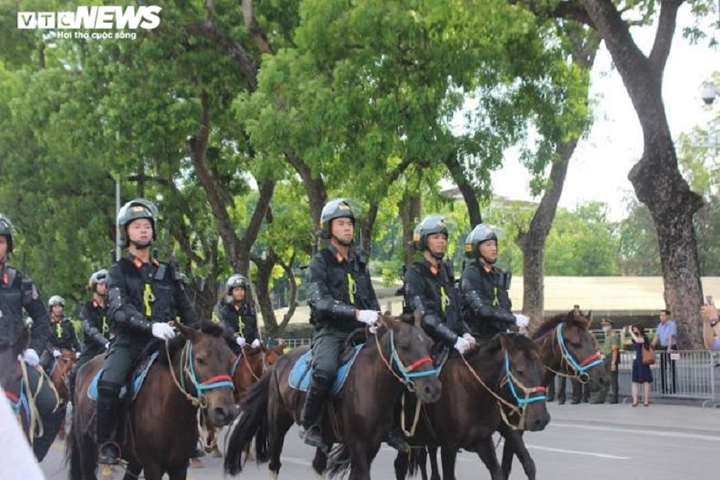 Ảnh: Cảnh sát cơ động Kỵ binh diễu hành trước Lăng Bác và nhà Quốc hội - 14