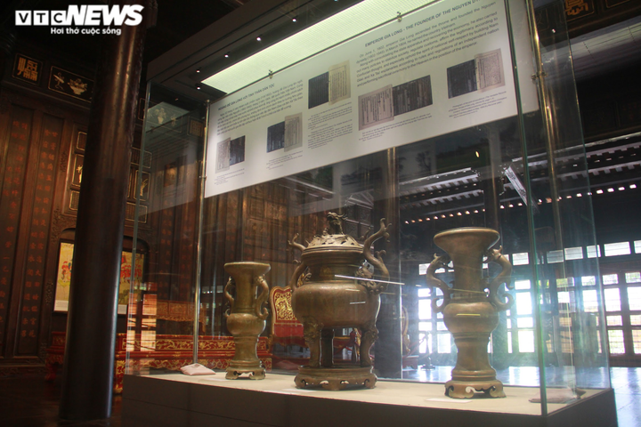 Ảnh: Cận cảnh những cổ vật gắn liền với vị hoàng đế sáng lập triều Nguyễn - 4