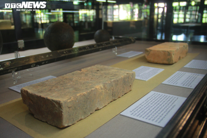 Ảnh: Cận cảnh những cổ vật gắn liền với vị hoàng đế sáng lập triều Nguyễn - 12