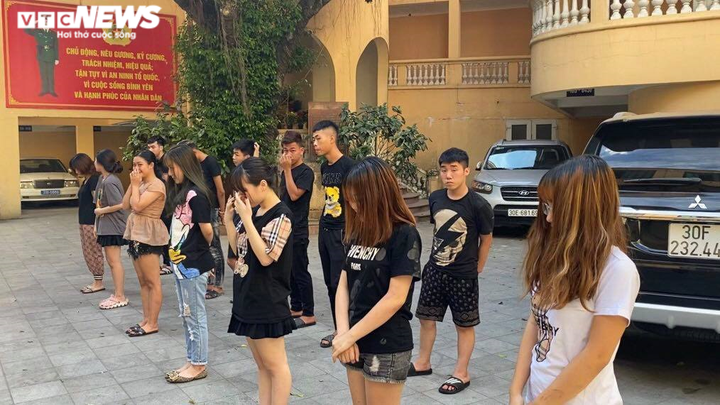 14 'quái xế' phóng xe bạt mạng, tông trúng người dừng đèn đỏ trên phố Thủ đô - 1