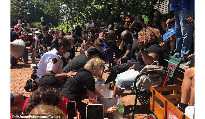 Video: Cảnh sát Mỹ rửa chân cho lãnh đạo tôn giáo da màu để hòa giải - 1