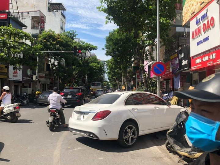 Ô tô Mercedes tông văng 4 xe máy trên phố cổ Hà Nội, 2 người nhập viện - 1