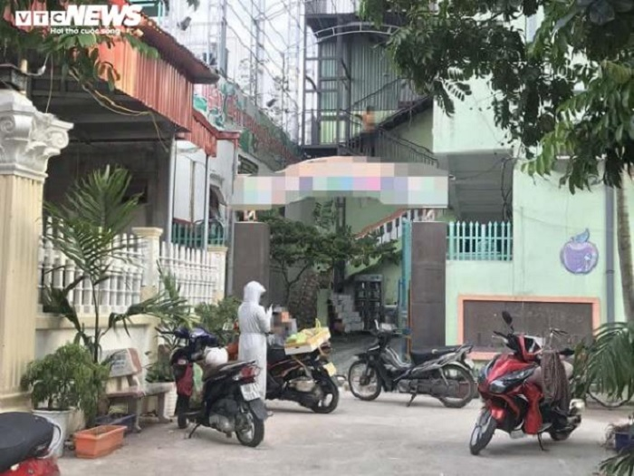 Bé trai ‘nghịch’ bạn trong lớp mẫu giáo: Buộc thôi việc 2 cô giáo là quá nặng - 1