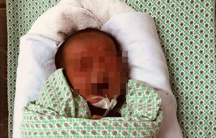 Bé sơ sinh nằm dưới hố ga dưới nắng 40 độ: Sao không đặt cháu trước cổng chùa? - 2