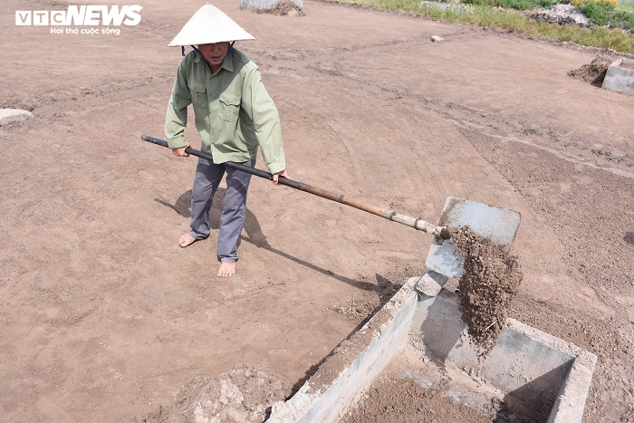 Ảnh: Nhọc nhằn nghề làm muối của diêm dân Thái Bình dưới nắng nóng 40 độ C - 13