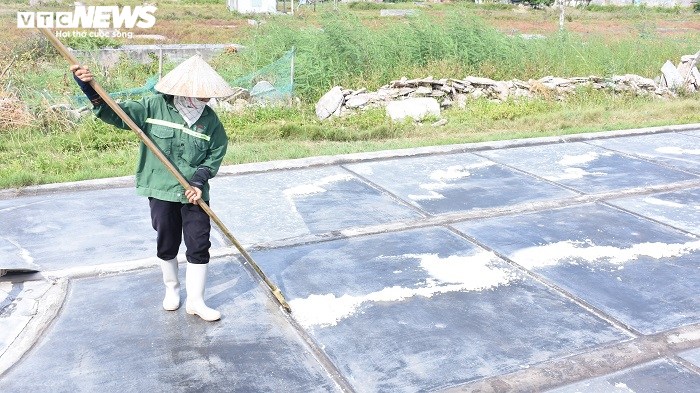 Ảnh: Nhọc nhằn nghề làm muối của diêm dân Thái Bình dưới nắng nóng 40 độ C - 18