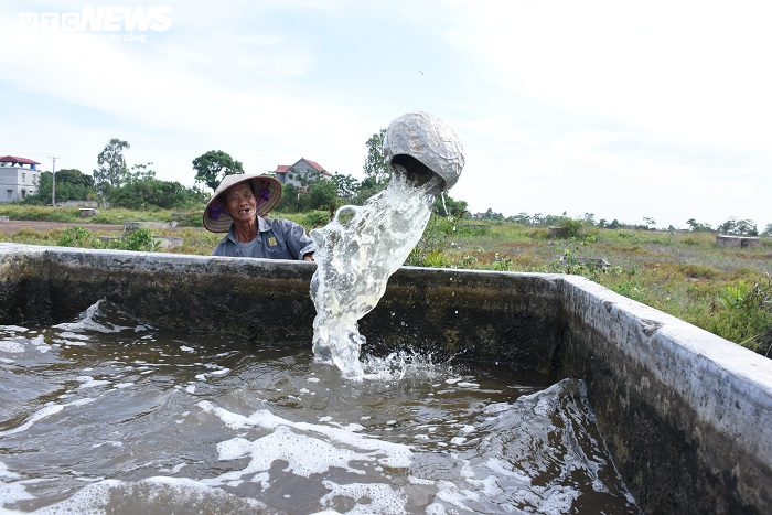 Ảnh: Nhọc nhằn nghề làm muối của diêm dân Thái Bình dưới nắng nóng 40 độ C - 8