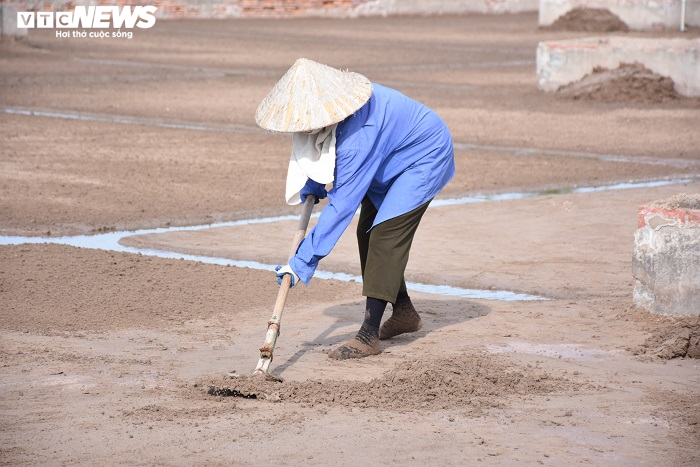 Ảnh: Nhọc nhằn nghề làm muối của diêm dân Thái Bình dưới nắng nóng 40 độ C - 10