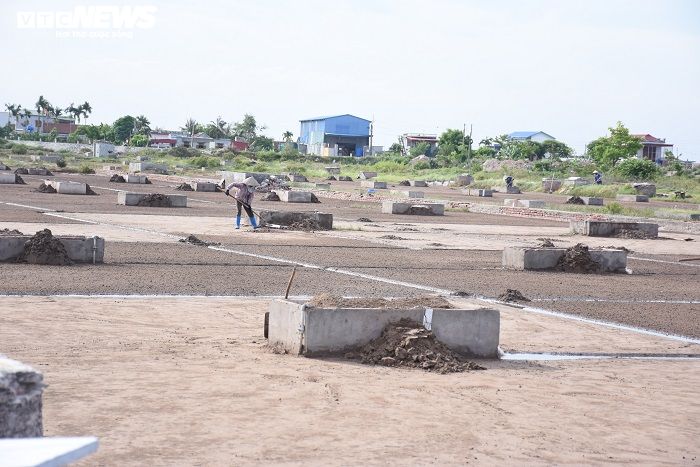 Ảnh: Nhọc nhằn nghề làm muối của diêm dân Thái Bình dưới nắng nóng 40 độ C - 12