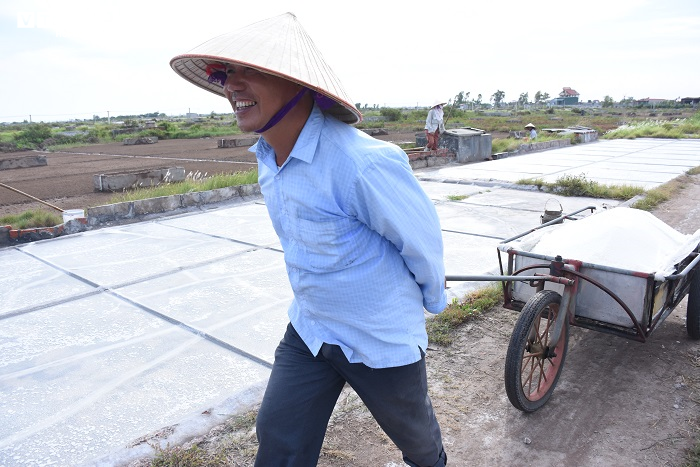 Ảnh: Nhọc nhằn nghề làm muối của diêm dân Thái Bình dưới nắng nóng 40 độ C - 16