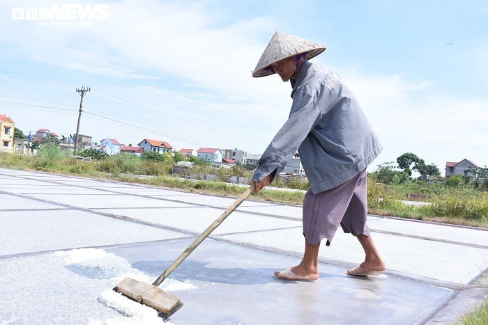 Ảnh: Nhọc nhằn nghề làm muối của diêm dân Thái Bình dưới nắng nóng 40 độ C - 5
