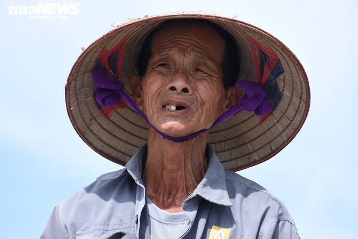 Ảnh: Nhọc nhằn nghề làm muối của diêm dân Thái Bình dưới nắng nóng 40 độ C - 7