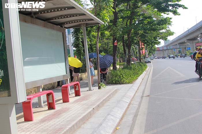 Ảnh: Dân Hà Nội ngột ngạt dưới nắng nóng gần 40 độ C - 7