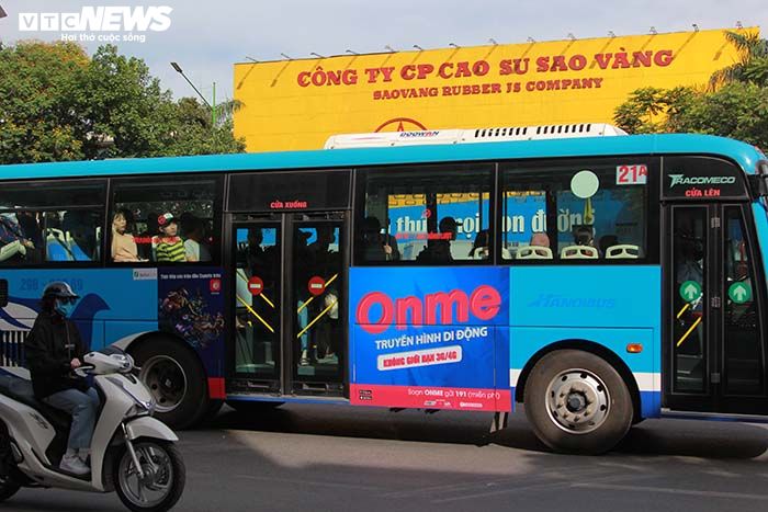 Ảnh: Dân Hà Nội ngột ngạt dưới nắng nóng gần 40 độ C - 8