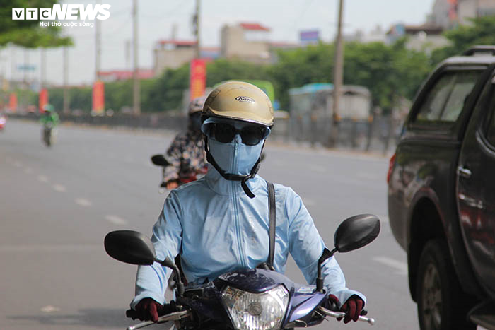 Ảnh: Dân Hà Nội ngột ngạt dưới nắng nóng gần 40 độ C - 1