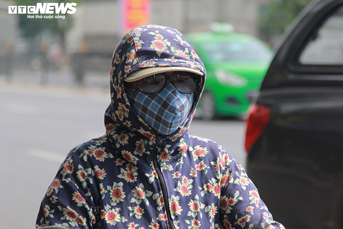 Ảnh: Dân Hà Nội ngột ngạt dưới nắng nóng gần 40 độ C - 2