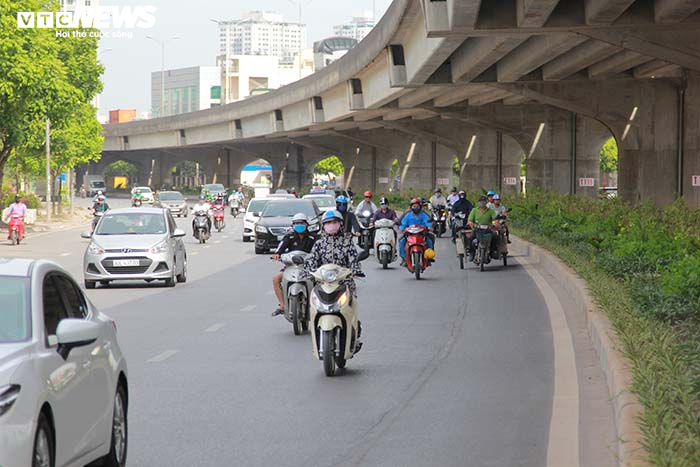 Ảnh: Dân Hà Nội ngột ngạt dưới nắng nóng gần 40 độ C - 11