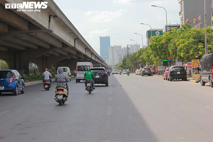 Ảnh: Dân Hà Nội ngột ngạt dưới nắng nóng gần 40 độ C - 9