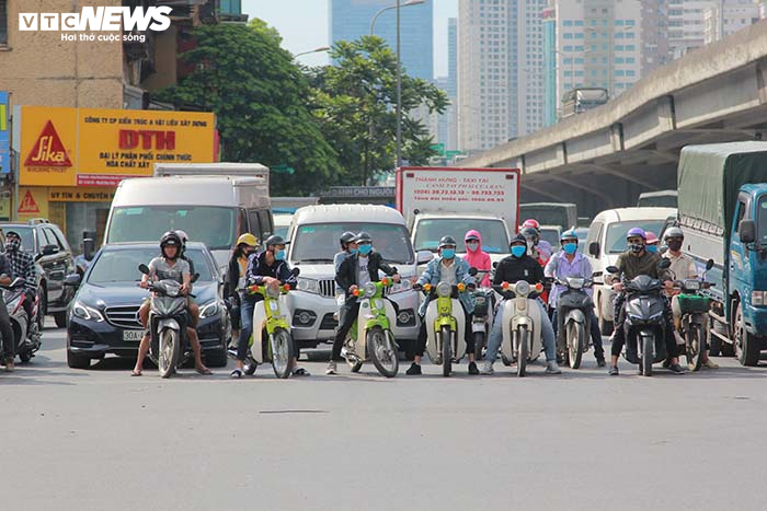 Ảnh: Dân Hà Nội ngột ngạt dưới nắng nóng gần 40 độ C - 5