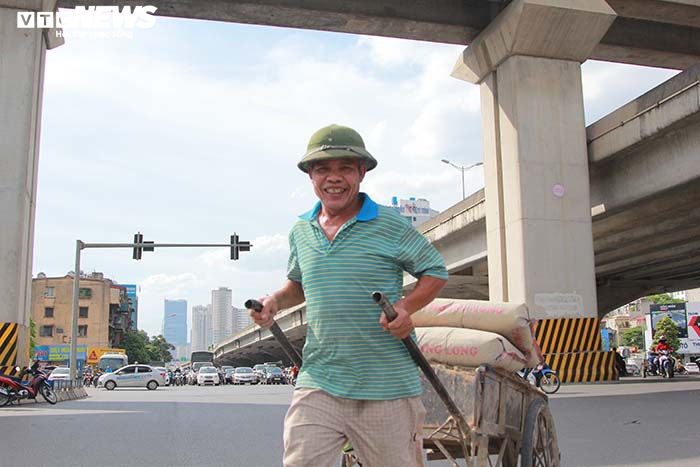 Ảnh: Dân Hà Nội ngột ngạt dưới nắng nóng gần 40 độ C - 4