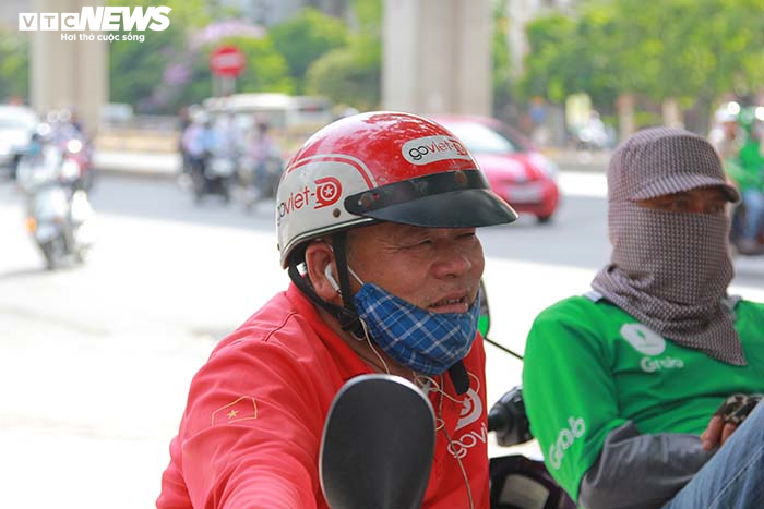 Ảnh: Dân Hà Nội ngột ngạt dưới nắng nóng gần 40 độ C - 6